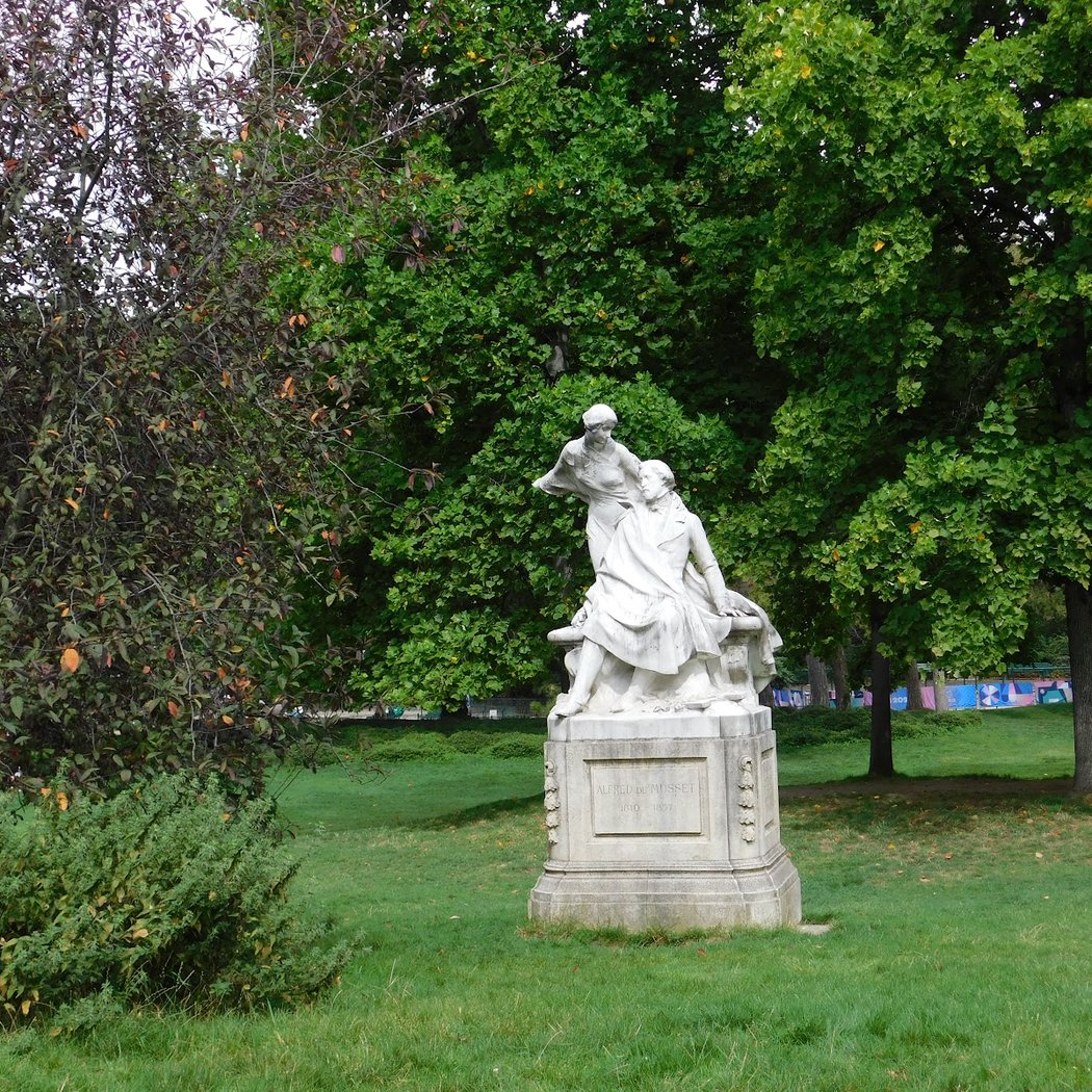 Statue of Alfred of Musset 2
